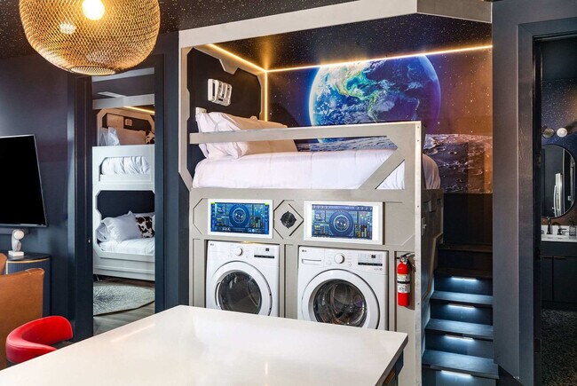 Building Photo - 245 Hermitage Ave