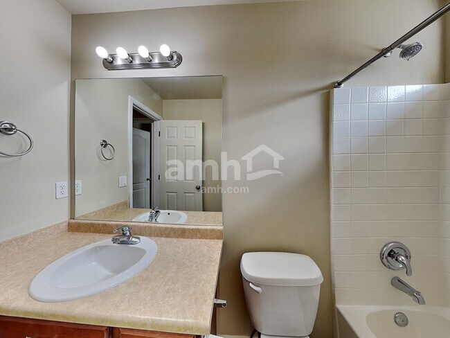 Building Photo - 865 Southhampton Dr