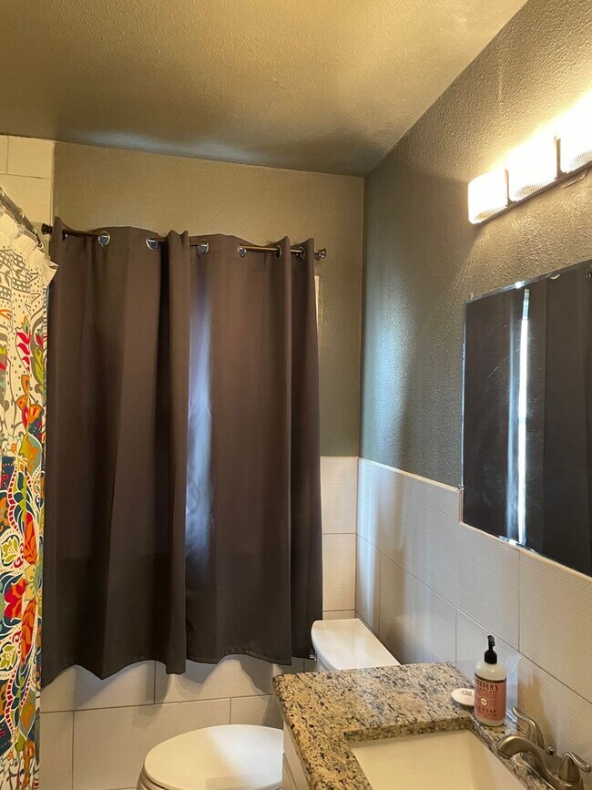Building Photo - Charming Olmos Park Terrace Rental