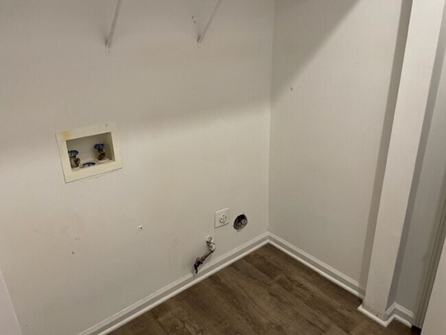 Building Photo - ***ASK ABOUT PAYING NO SEC DEP***645 North...