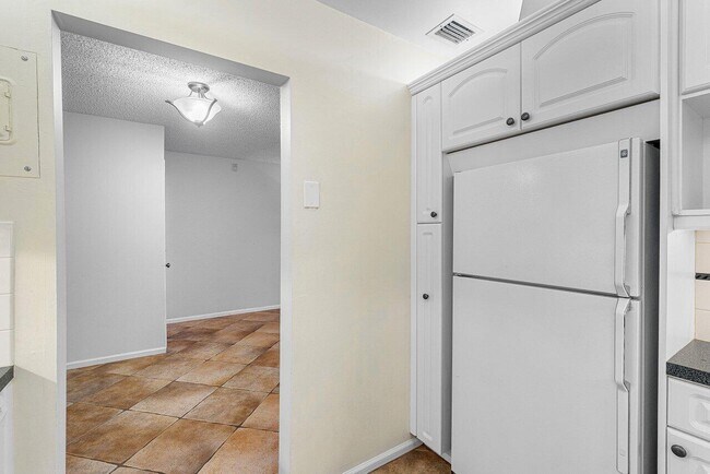 Building Photo - 120 Cypress Club Dr