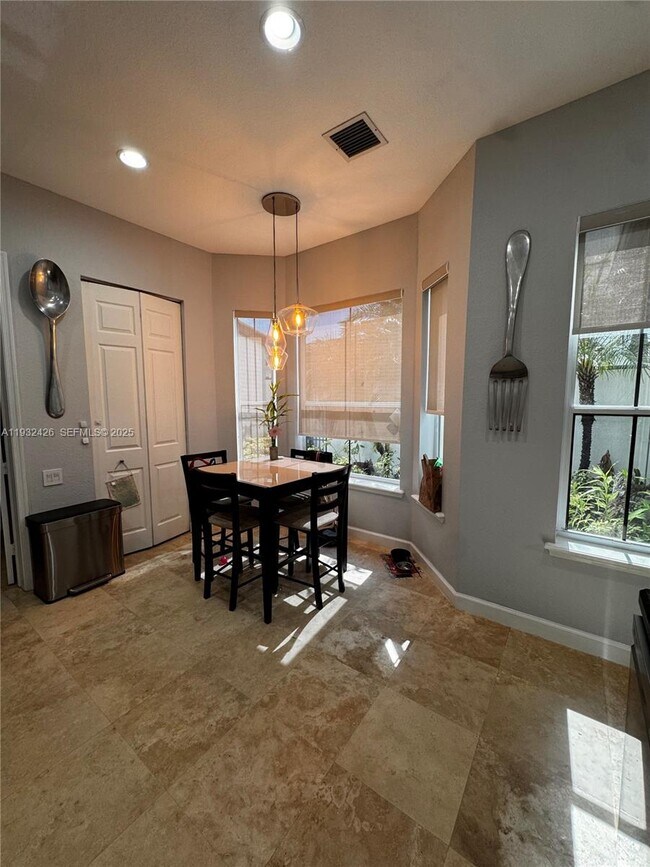 Building Photo - 876 Spinnaker Dr