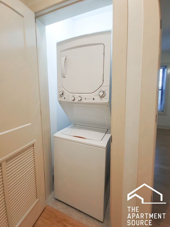 Building Photo - 4955 N Oakley Ave