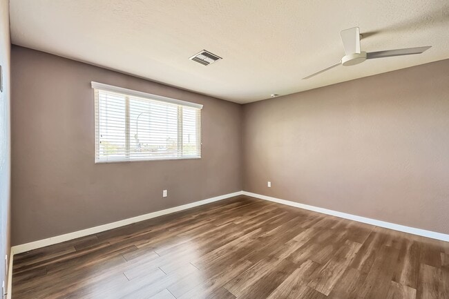 Building Photo - Large 6 Bedroom near Broadway & Rural!  POOL WITH SWIM UP BAR!