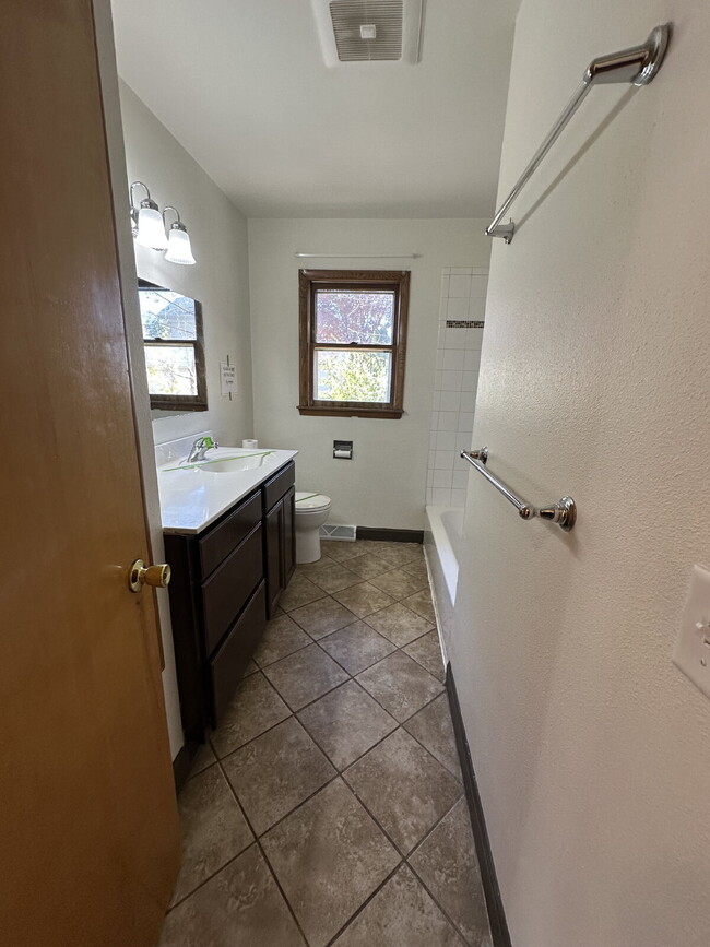 Building Photo - 1112 E Memorial Dr