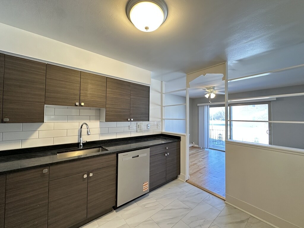 Building Photo - 1639 Oakwood Ave