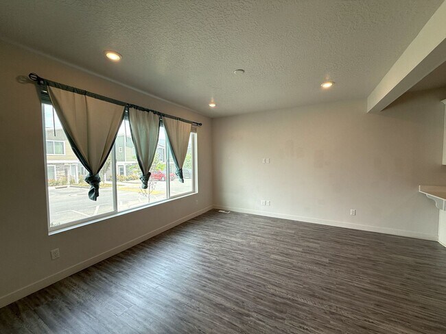Building Photo - Townhome available now in Haven Dell!