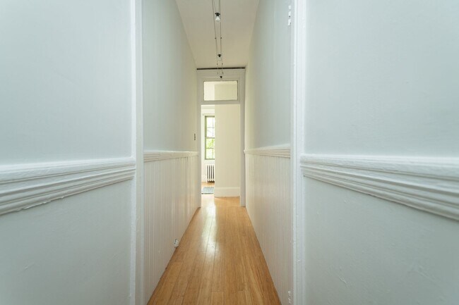 Building Photo - Awesome one bed in Beacon Hill