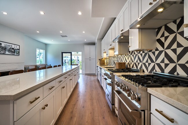Building Photo - 152 S Serrano-2A