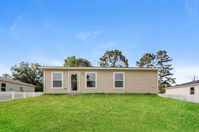 Building Photo - 156 Bluebonnet