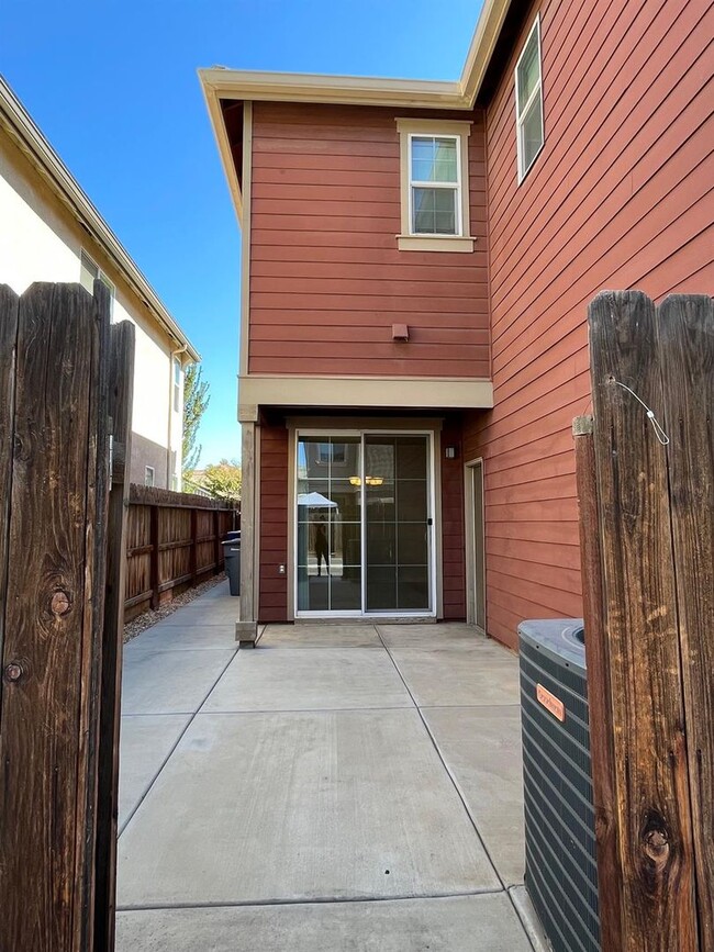 Building Photo - 4 Bedroom NW Fresno Home for Lease
