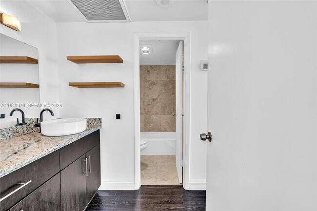 Building Photo - 500 Bayview Dr