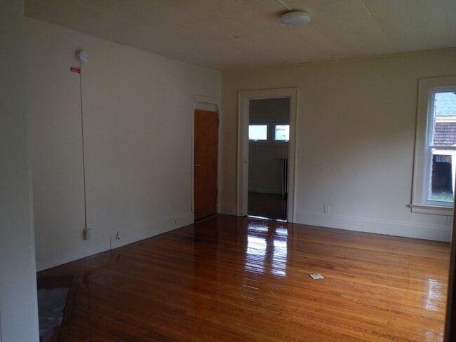Building Photo - AVAILABLE 6/1/26 - Large House Available O...