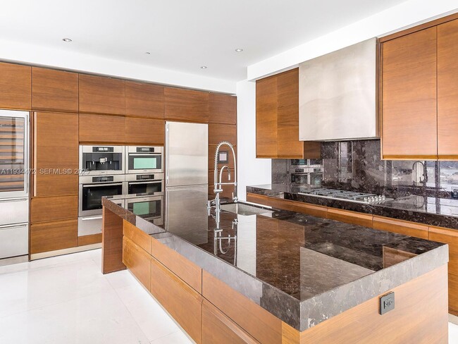 Building Photo - 800 South Pointe Dr