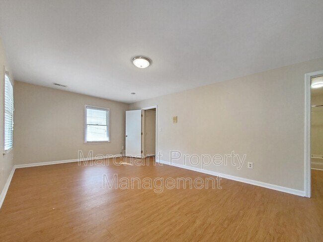 Building Photo - 504 University Ridge