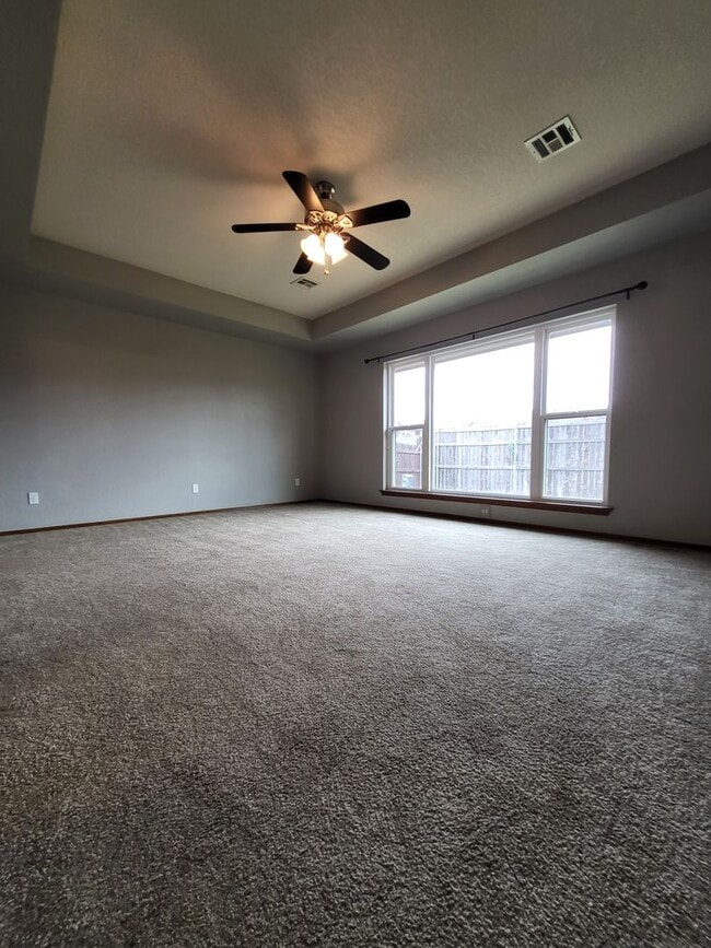 Building Photo - (3) Bed/(2) Bath + Study/Office in NW Norman! Storm Shelter! Neighborhood Pool!