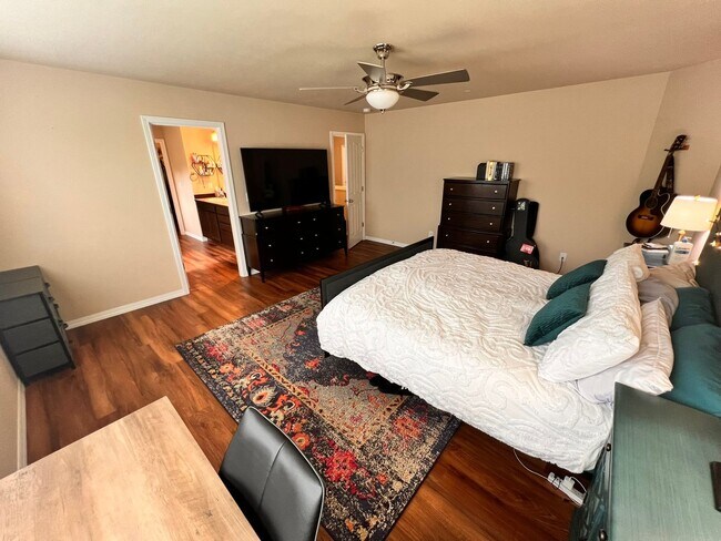 Building Photo - Spacious 3BR/2.5BA w/ Open Floor Plan, Fenced Yard, Office Nook & Garage