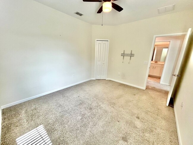 Building Photo - Upscale 3Beds/2.5Baths Townhouse living in...
