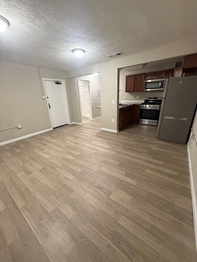 Building Photo - 1 Bedroom Apartment |UTILITIES EVERYTHING INCLUDED!