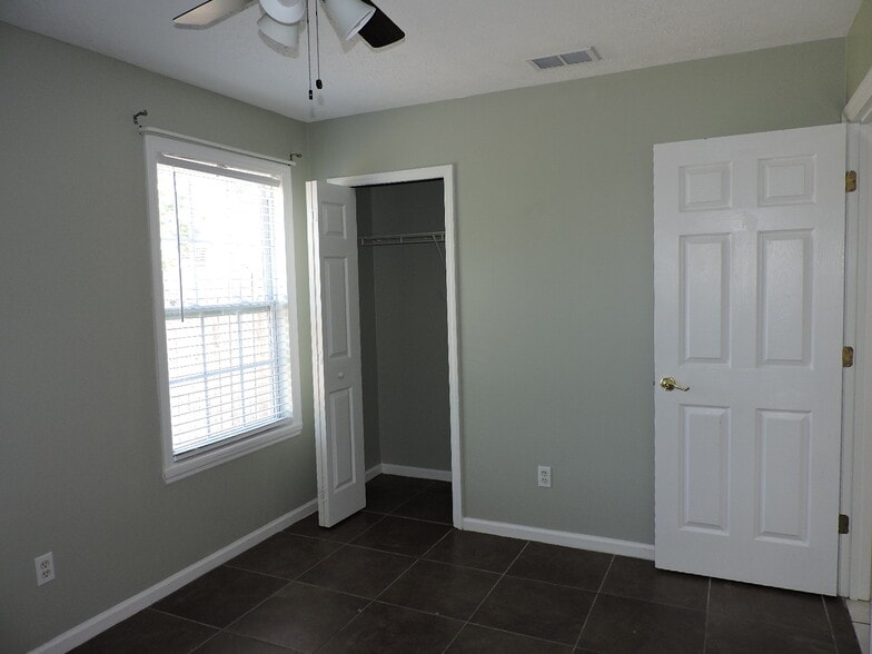 Building Photo - 5931 Pinetree Ave