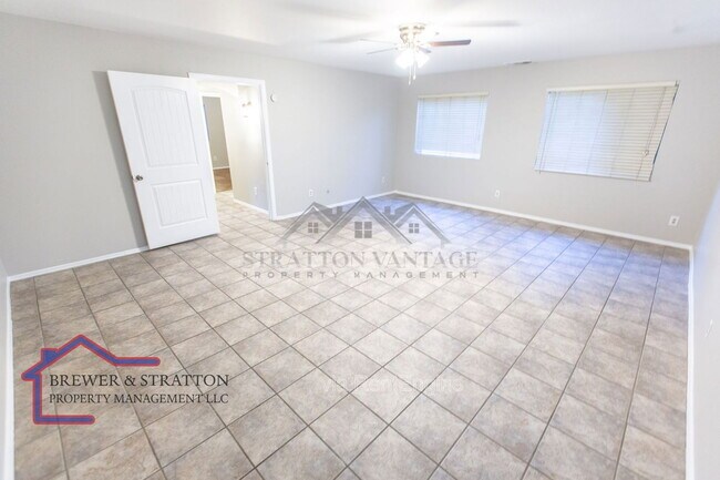 Building Photo - 1431 E Encinas Ave