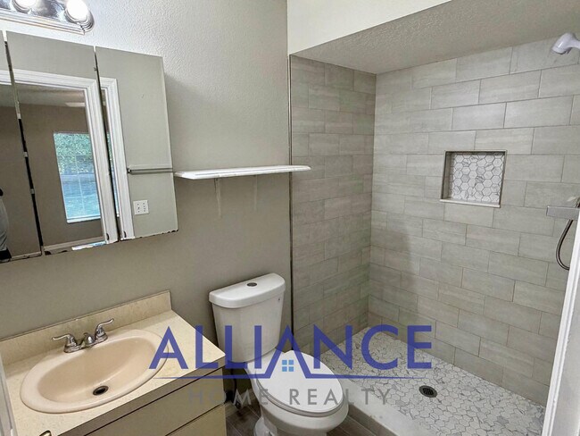 Building Photo - 546 Lancaster Ave