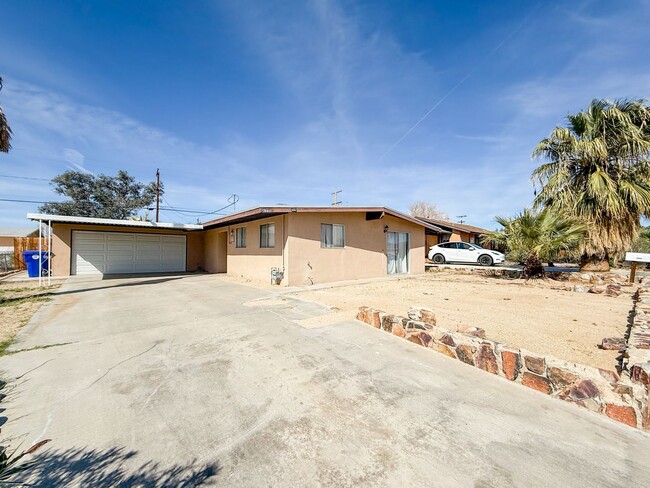 Primary Photo - 29 Palms Home with Garage