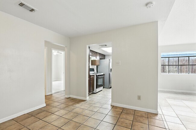 Building Photo - 8611 Valley Ledge Dr