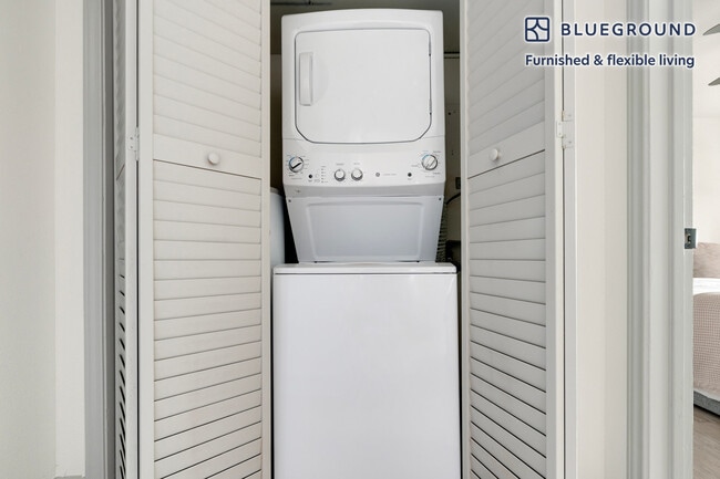 Building Photo - 201 E 4th St