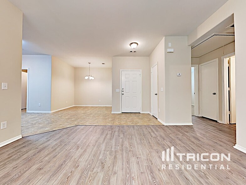 Building Photo - 110 N Golden Oak Dr