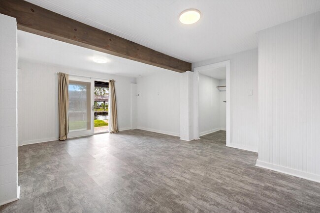 Building Photo - 370 Ling St