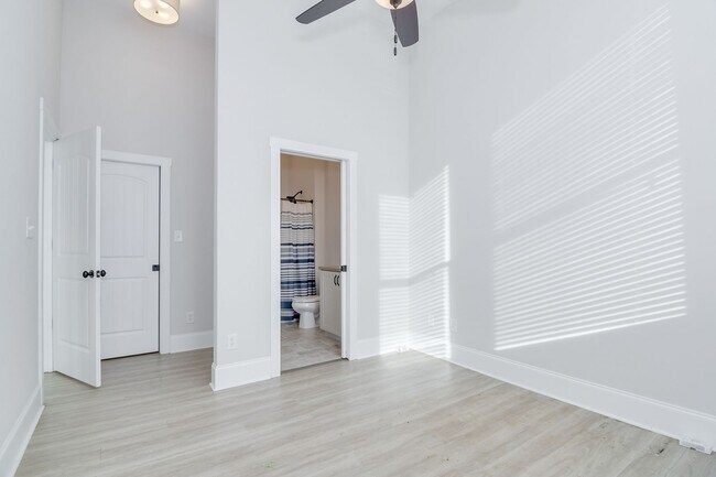 Building Photo - 2 Bed 2 Bath Apartment In Middle of Harlem!