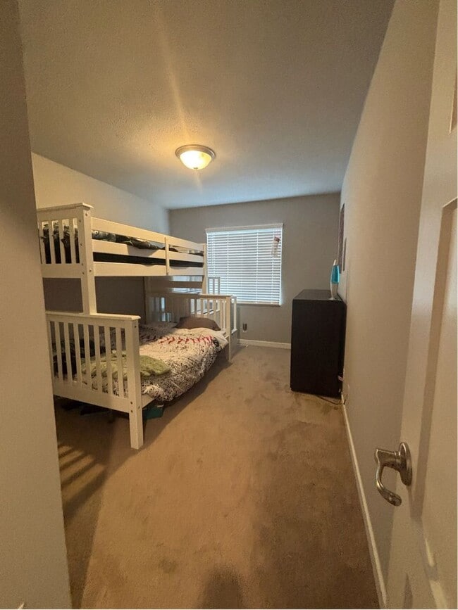 Building Photo - Beautiful Split-Level in BENNINGTON