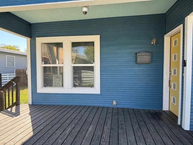 Building Photo - 814 Iowa St