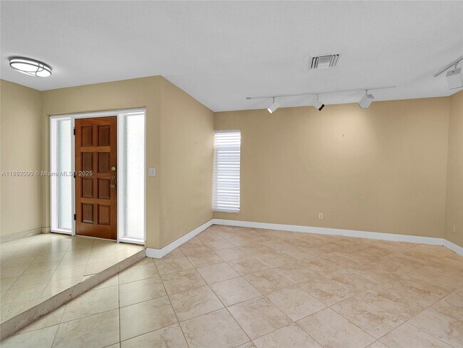 Building Photo - 1109 Biarritz Dr