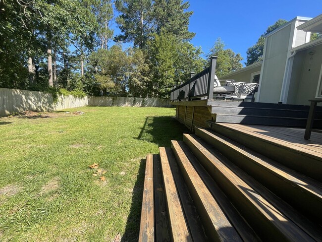 Building Photo - Beautifully Updated 3 Bed Home with Bonus ...