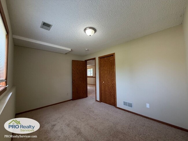 Building Photo - 5642 Royal Oaks Dr