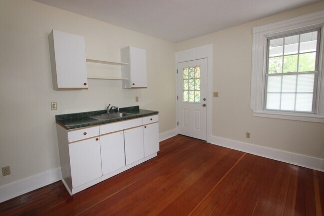Building Photo - 122 Elm St