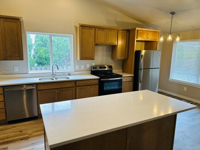 Building Photo - 710 SE 135th Ct