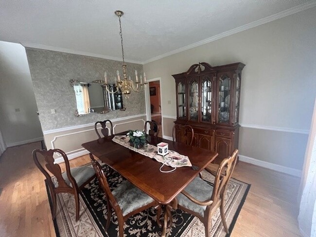 Building Photo - 3-bedroom! Garage Space & Privacy! Look no further...