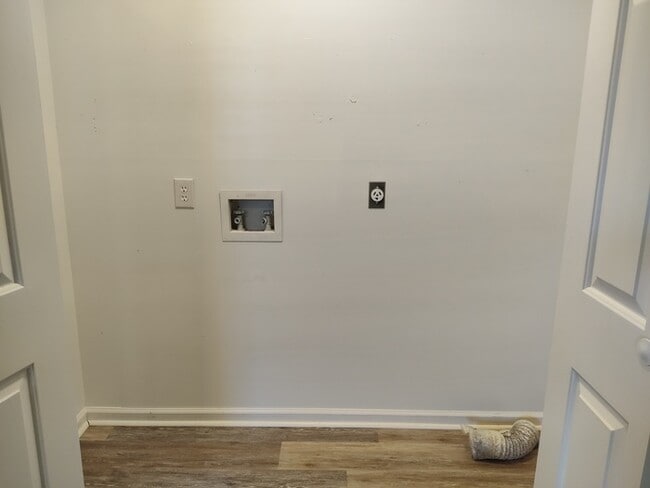 Building Photo - 779 Treasure Dr SW