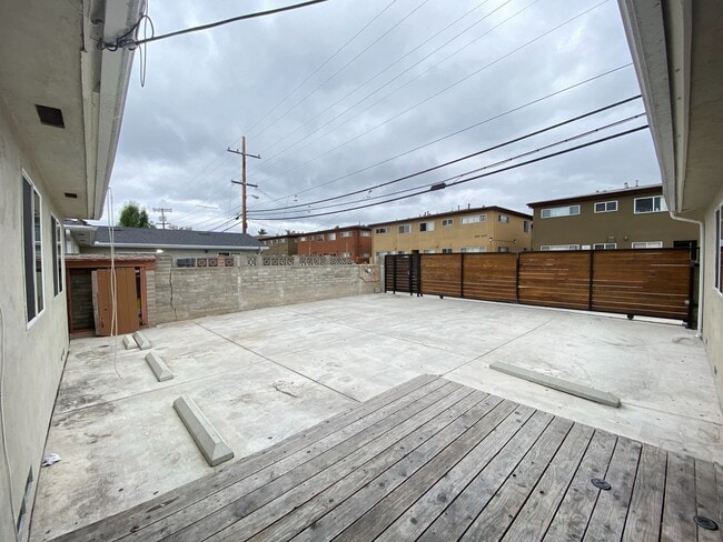 Building Photo - Huge Bedrooms, lots of Parking, closest to campus!