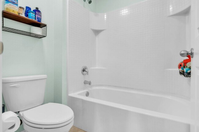 Building Photo - Spacious 5-Bedroom Home with Resort-Style ...