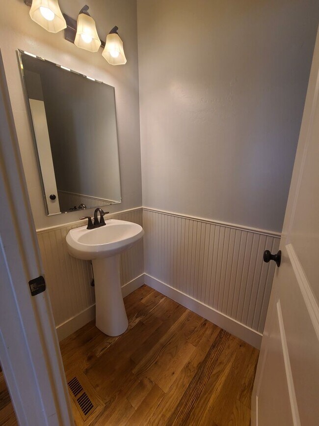Building Photo - Clean and ready to go 3 bedroom home