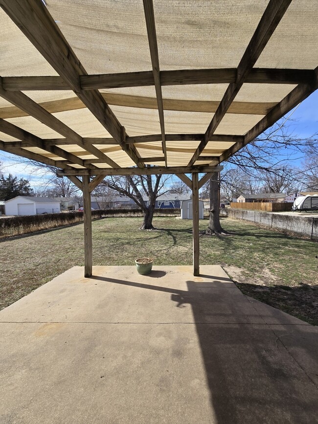 Building Photo - 333 N Colby Ave