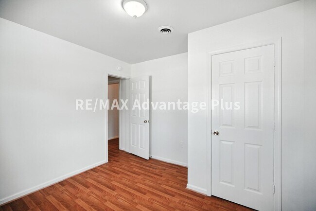 Building Photo - 424 Longwood Ave