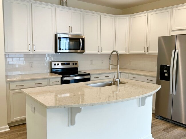 Building Photo - Townhouse with amenity packed neighborhood...