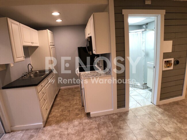 Building Photo - Available July 1st - 1 Bed/1 Bath Triplex in Prior Lake