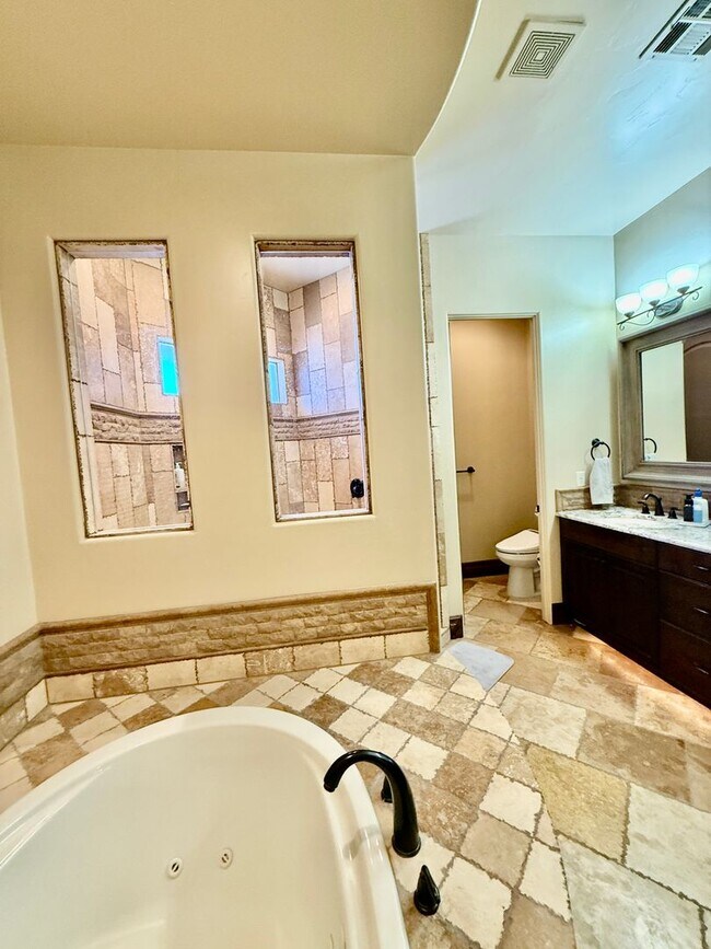 Building Photo - Beautiful Five-Bedroom Home in Tonaquint V...