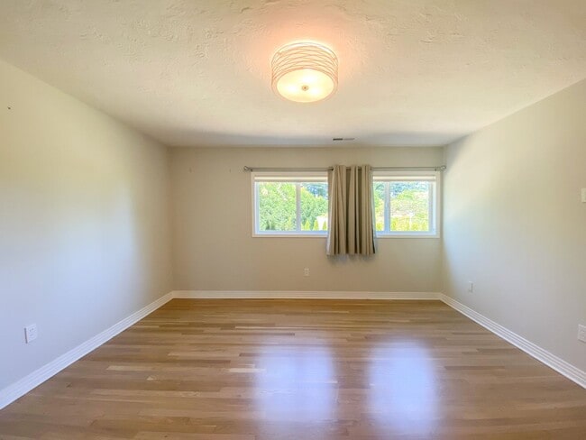 Building Photo - Stunning Mid-Century Home with Spectacular Southerly Views in Sought-After Terwilliger Heights!